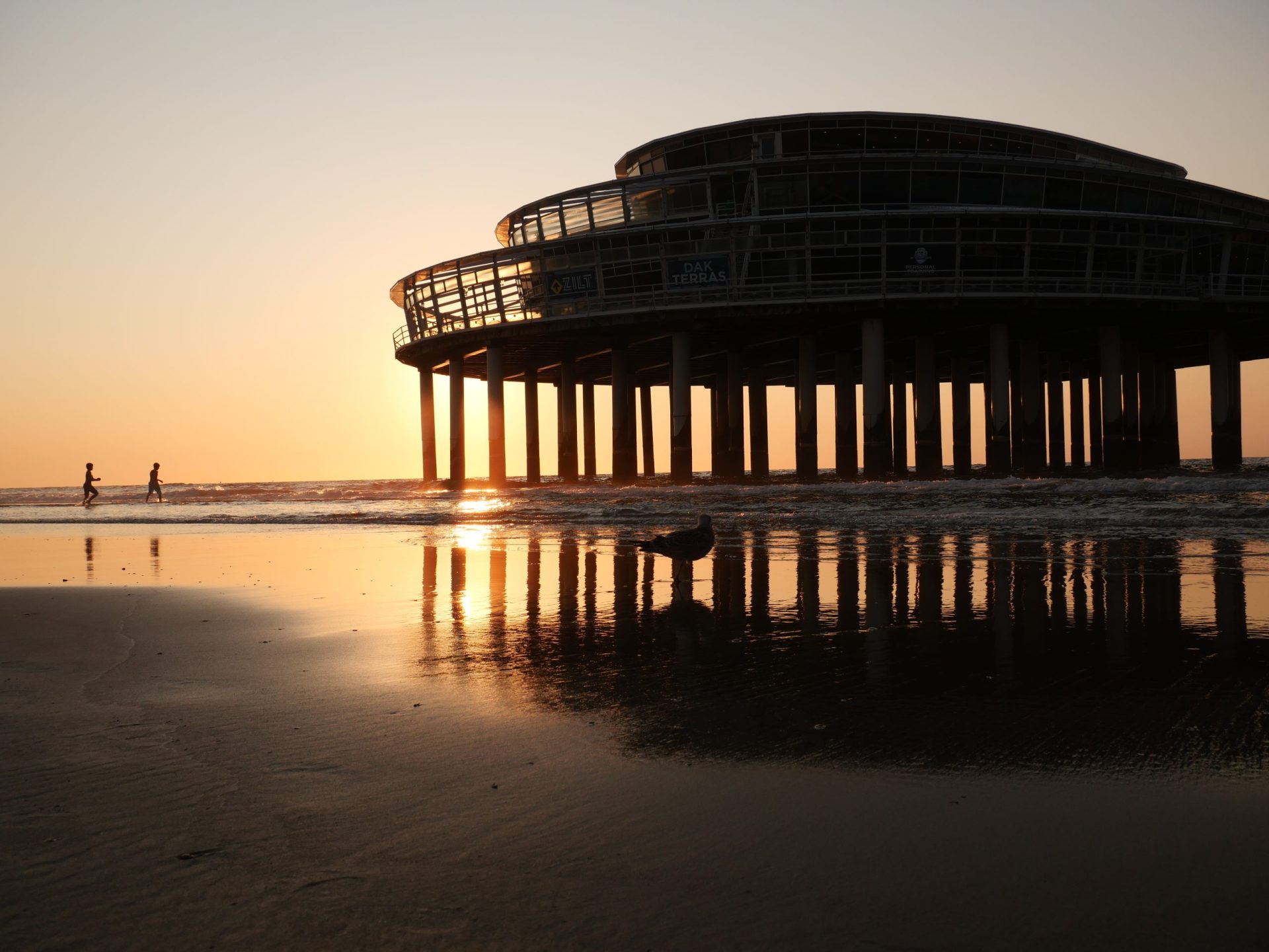 100 mooie plekken in Nederland om te bezoeken De Pier Scheveningen ondergaande zon