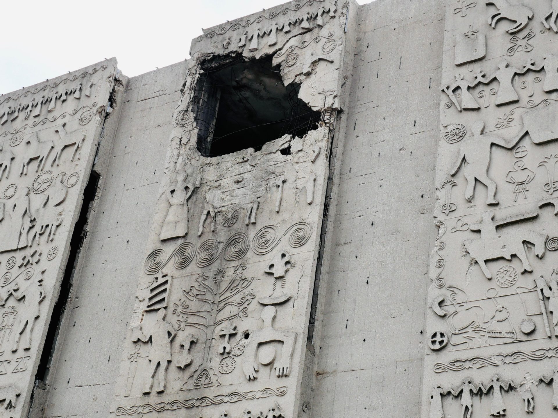 socialistisch gebouw met sporen van de oorlog Mostar