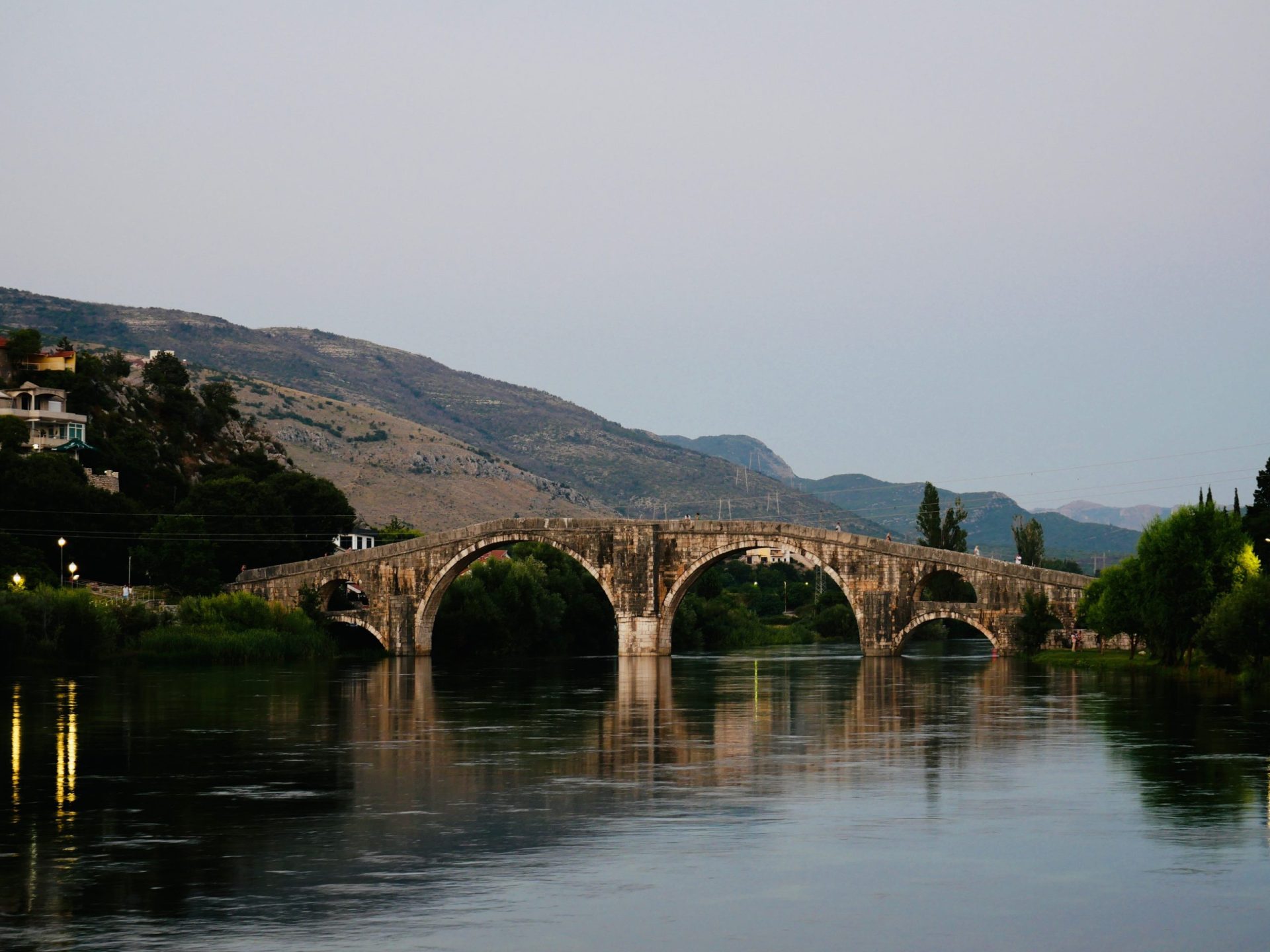 De oude Arslangica brug over de Trebisnjica rivier