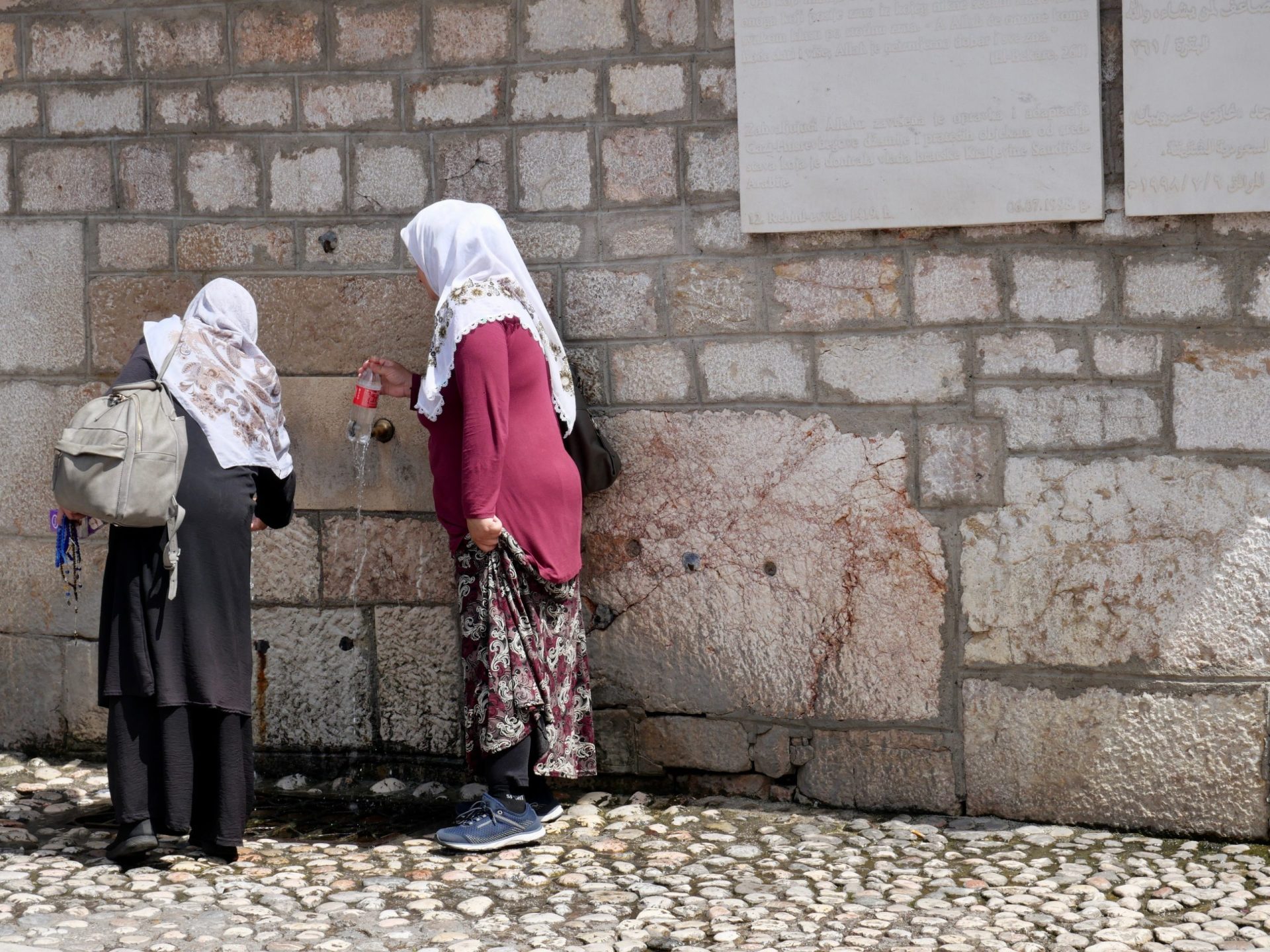 moslimvrouwen stad sarajevo bij fontein