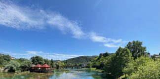 Bosanska Krupa en de vissershuisjes rivier una