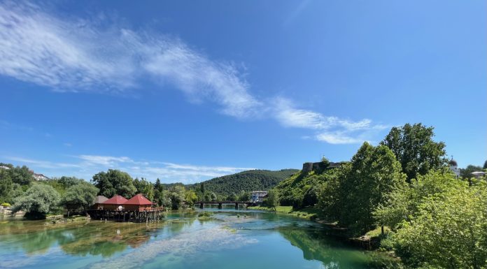 Bosanska Krupa en de vissershuisjes rivier una