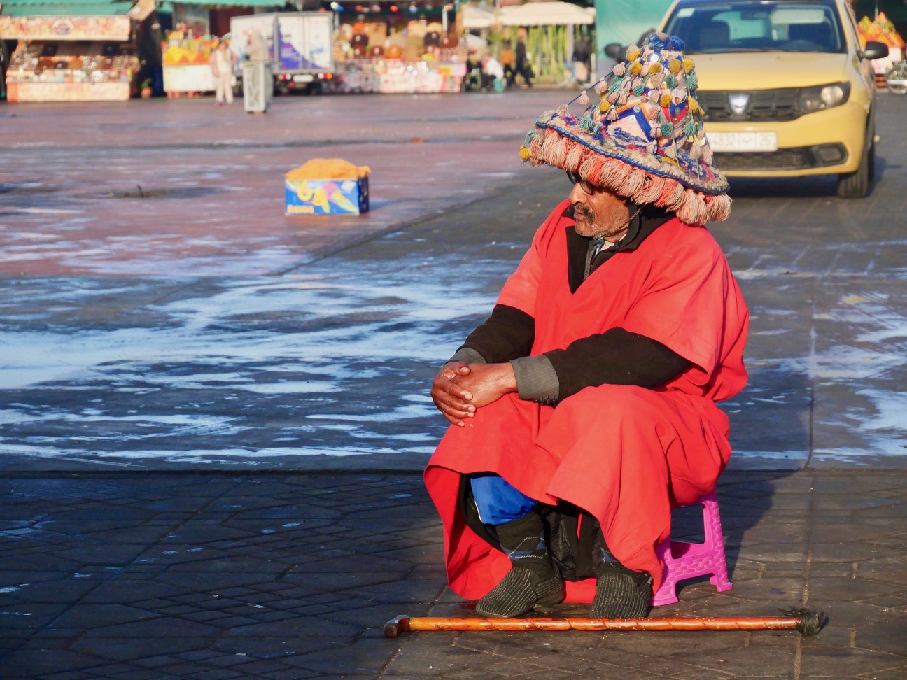 kleurrijke man op het plein in marrakech