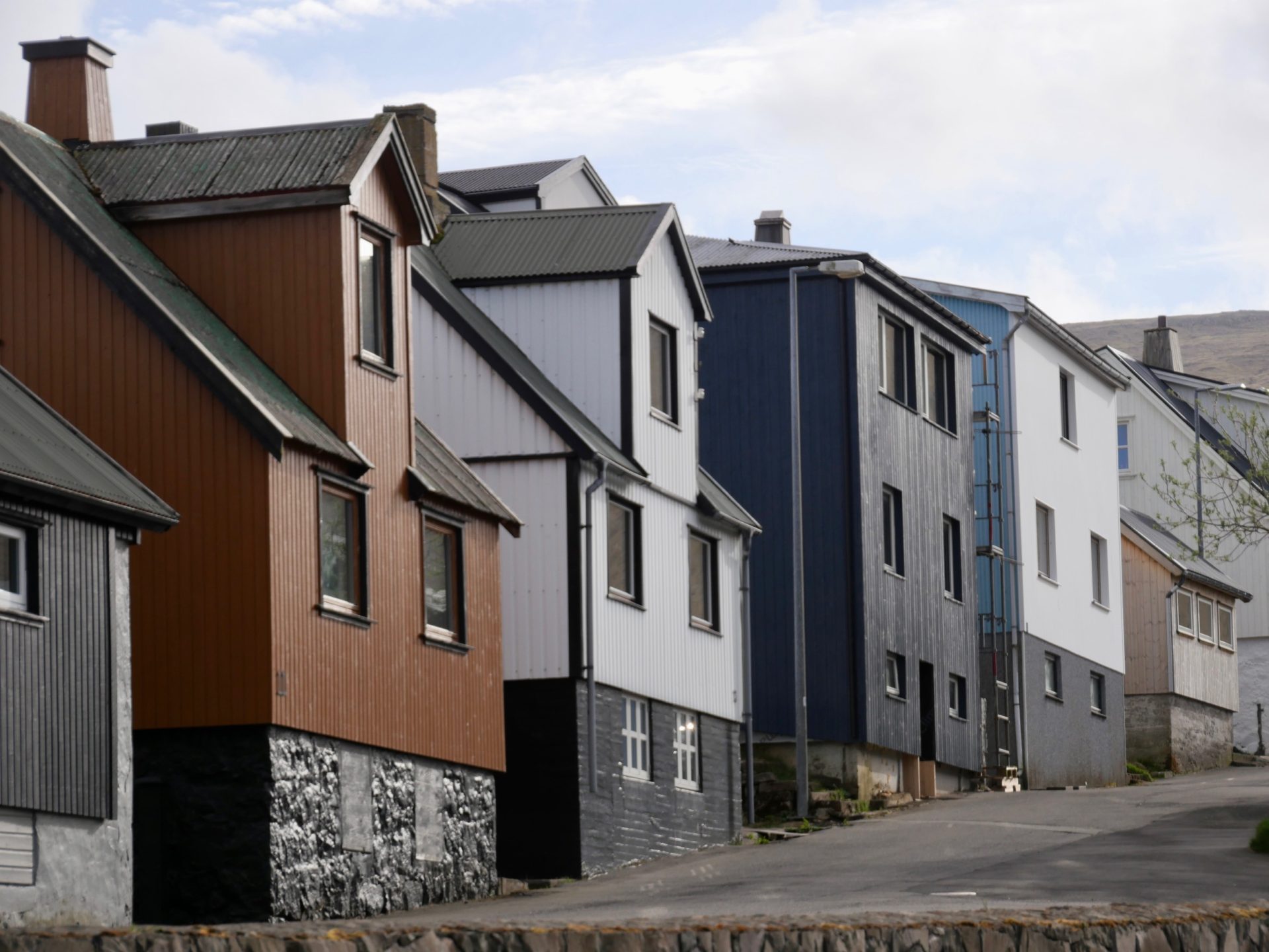 Straatje gekleurde huizen in Sørvàgur