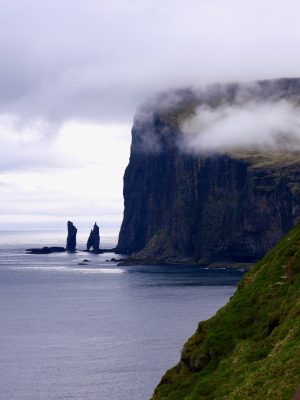 Tjørnuvík uitzicht op de sea stacks