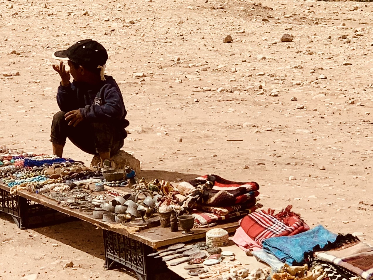 jongetje met souvenirs in Petra Jordanië