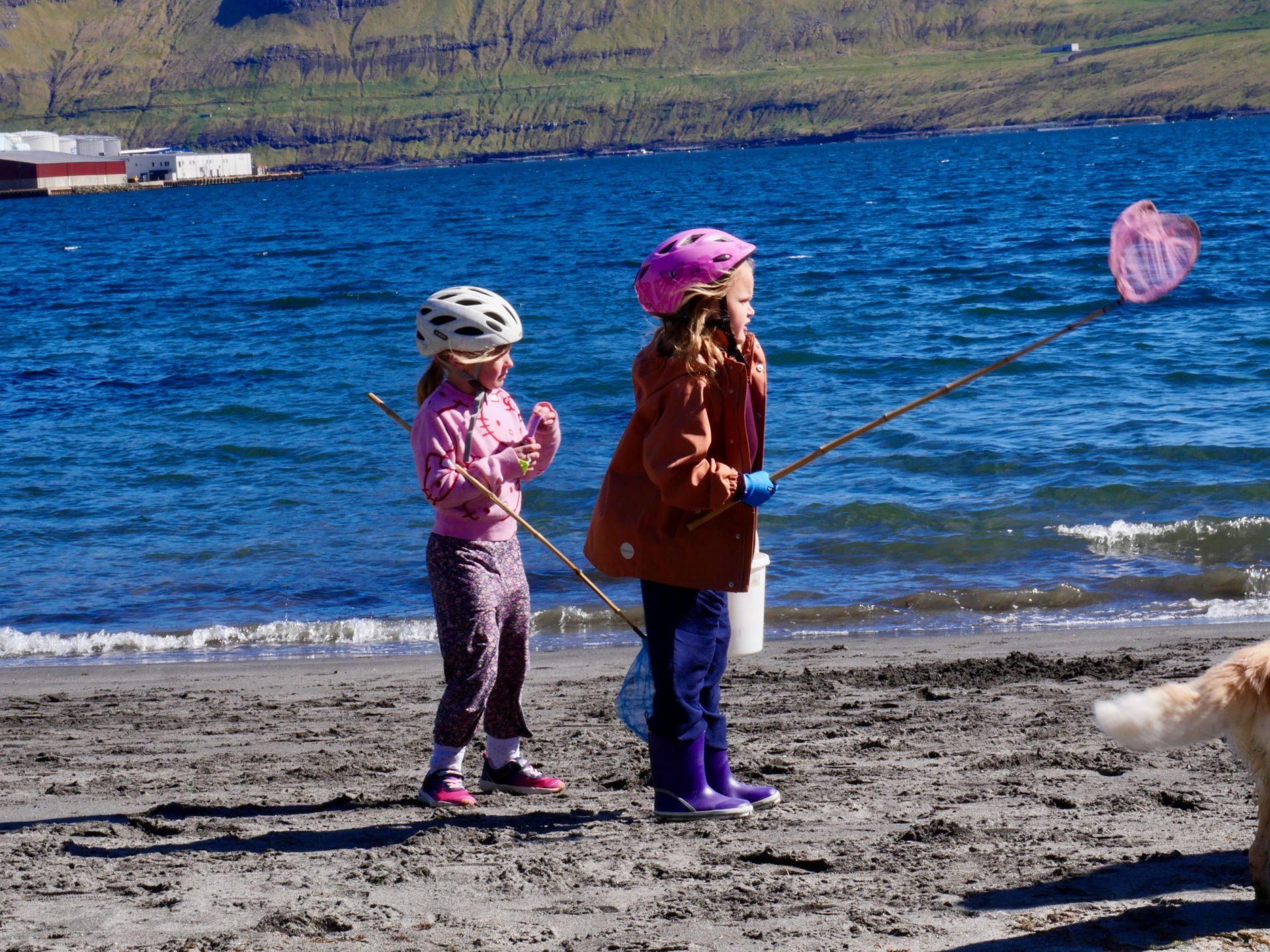 kinderen op het strand op de faroer