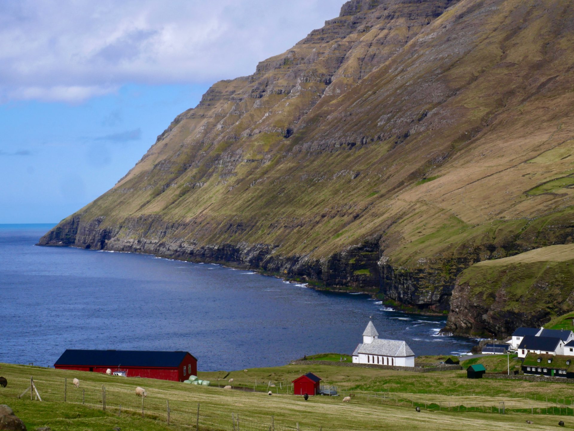 uitzicht op het dorp en de kerk van Viðareiði