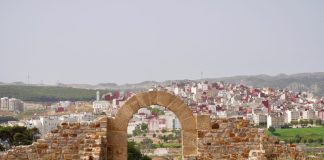 Poort tamuda met op de achtergrond tetouan