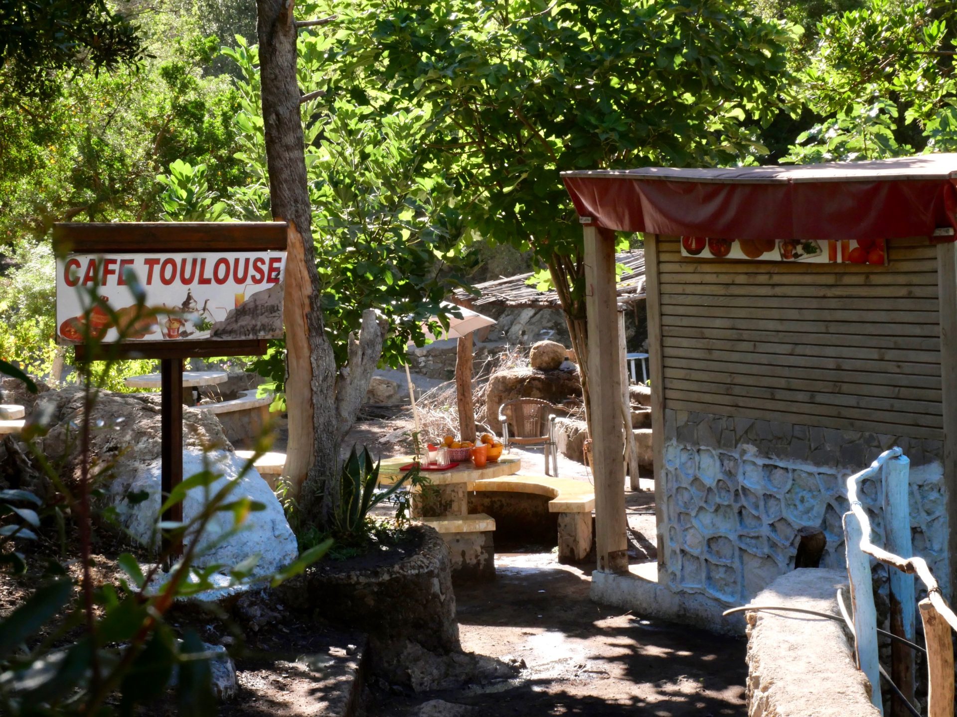 cafe toulouse langs de rivier