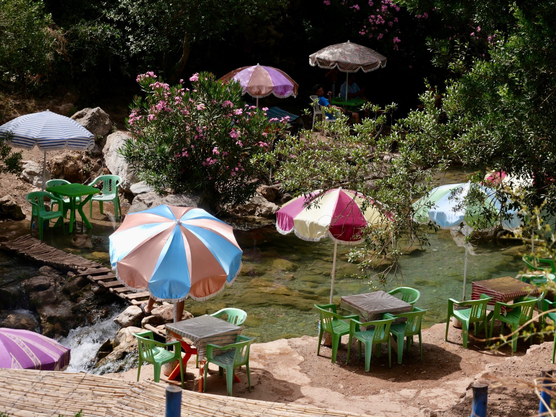 parasolletjes langs de rivier marokko