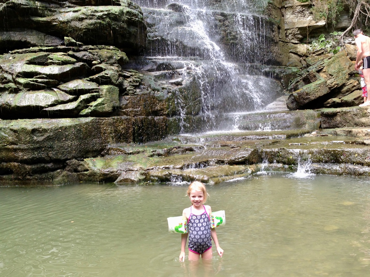 spelen in het water van de Cascata dell'Alferello