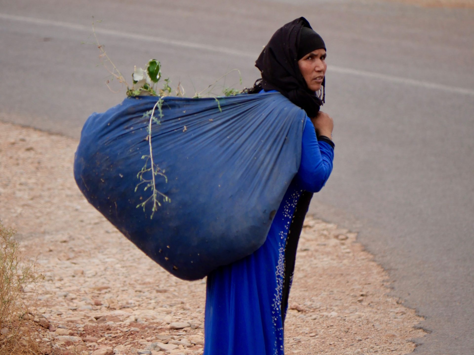 vrouw in blauw marokko