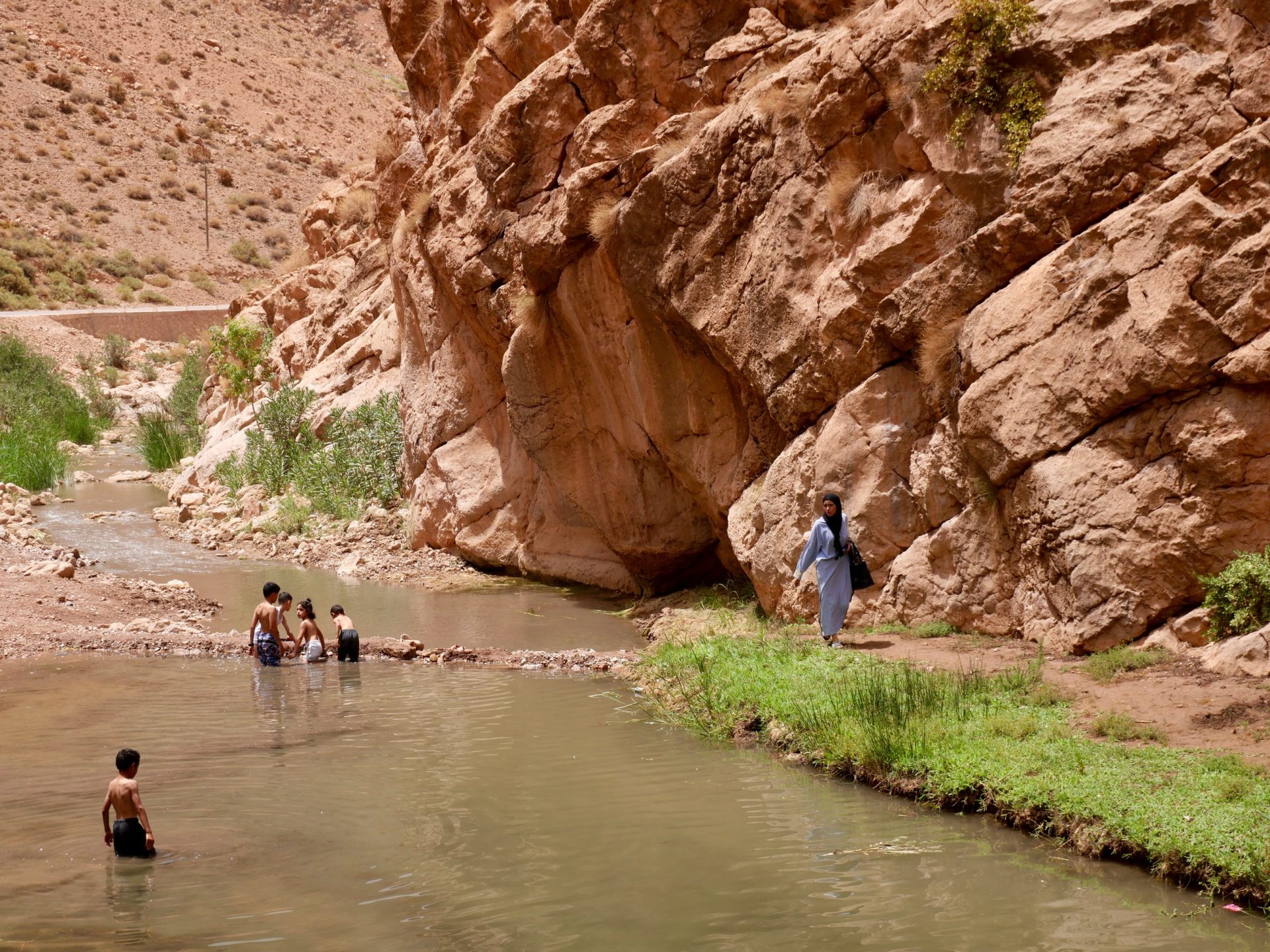 pootje baden in de rivier dades valley