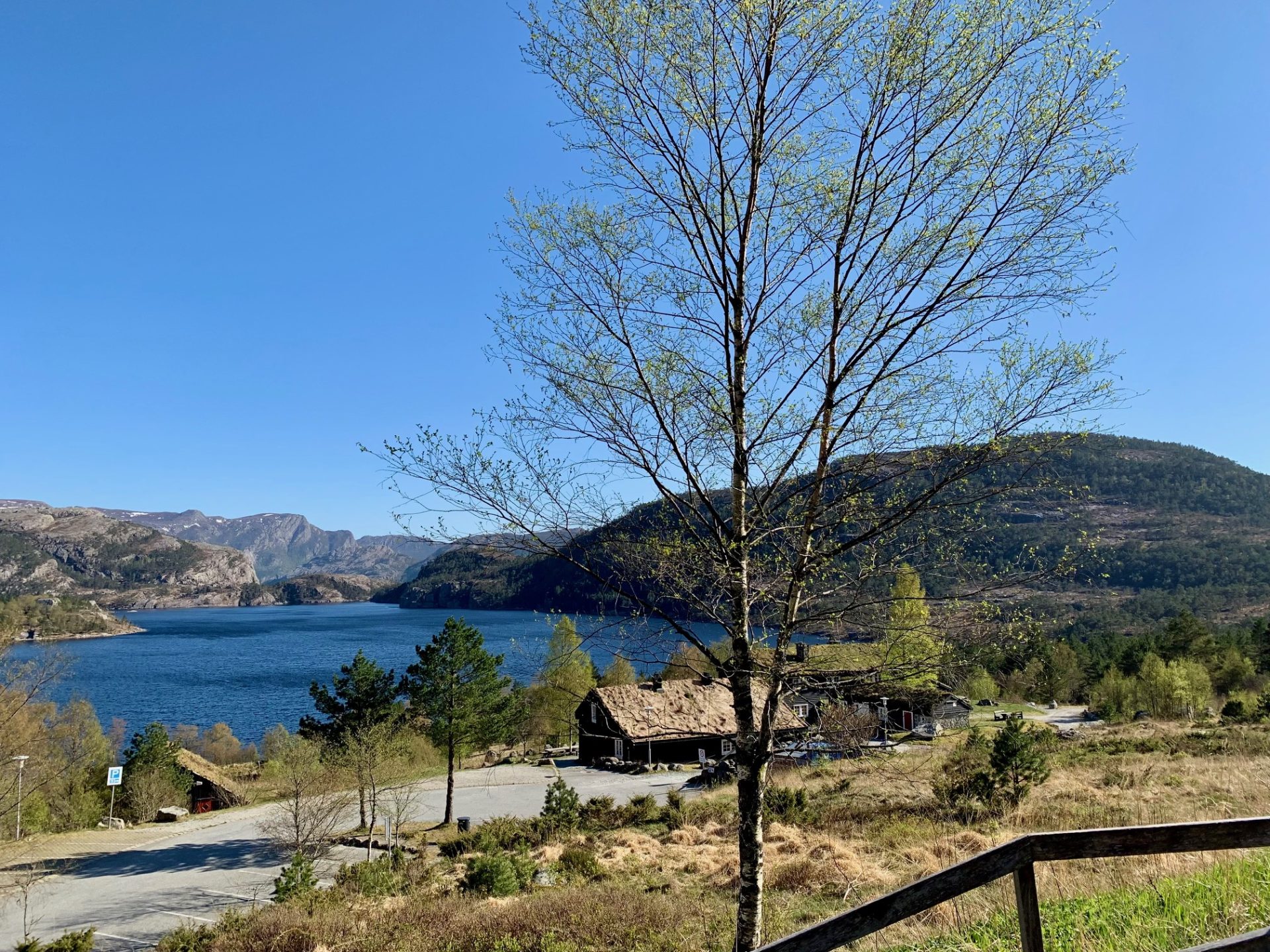 hotel en parkeerplaats preikestolen