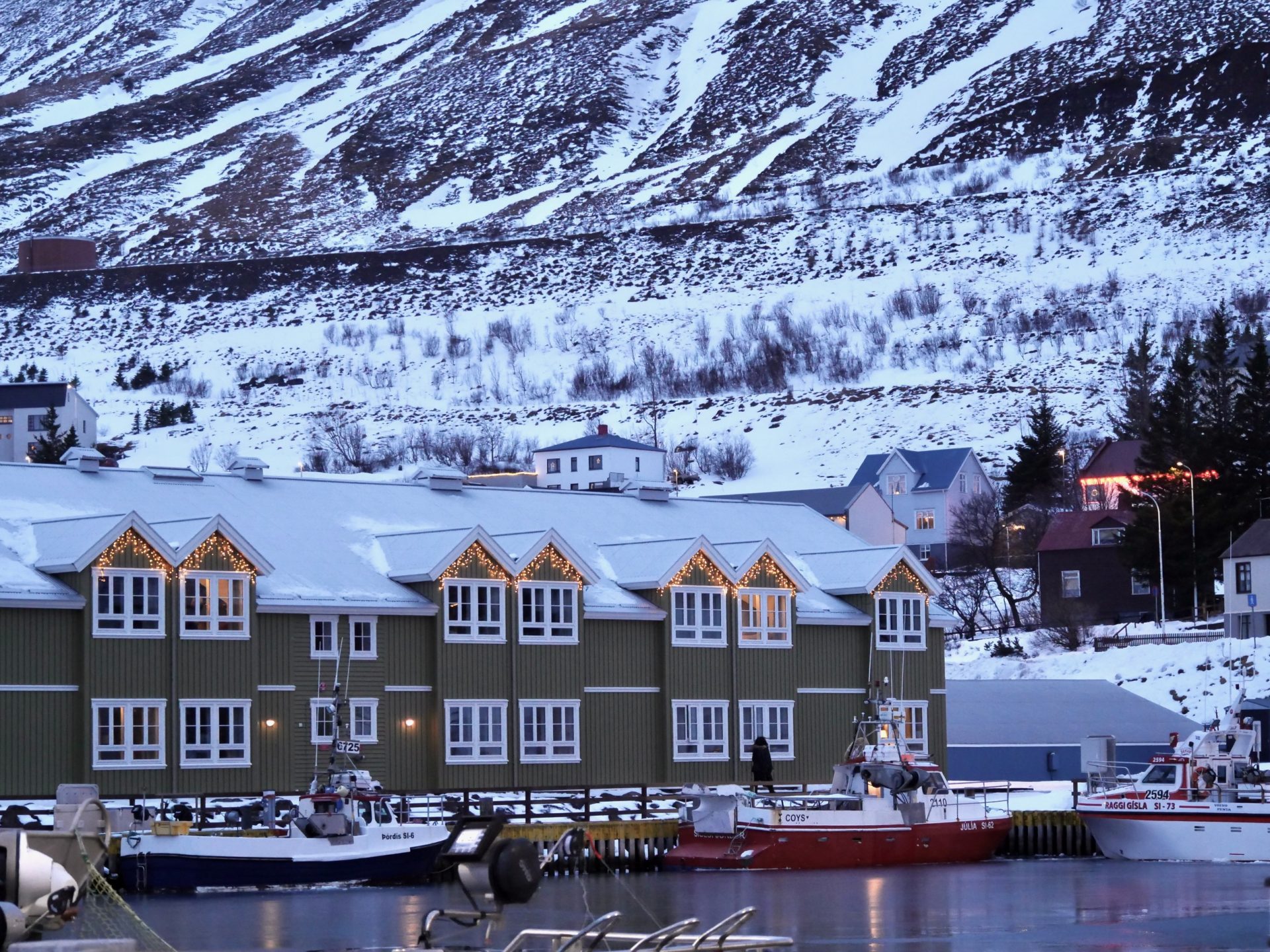 omliggende bergen haven siglufjordur