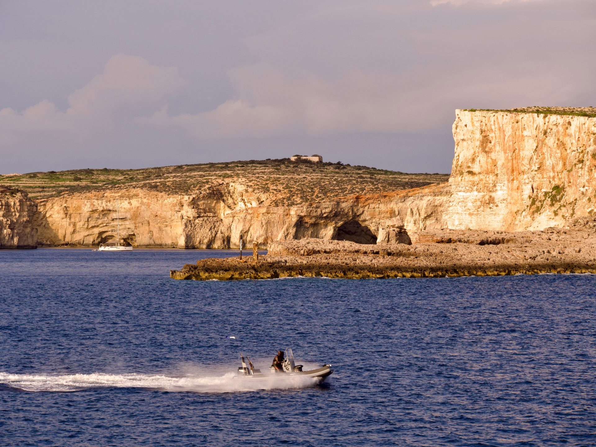 varen langs het eiland comino met de veerboot naar gozo