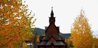 heddal staafkerk in de herfst